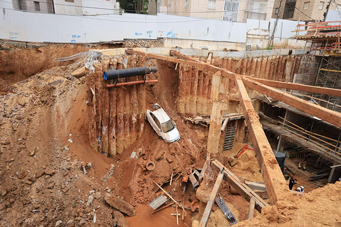 إصابة عامل بجراح حرجة بعد انهيار مبنى قيد الإنشاء في مدينة رمات جان